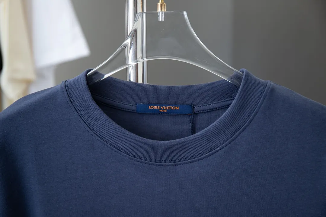🅿️180 High-quality Lv 2025 early spring new style, MONOGRAM presbyopic gradient short-sleeved T-shirt, which uses digital printing technology to render pixel light and shadow for the Monogram gradient pattern. Its silk-screen texture and knitting effect complement each other, and the logo hardware is customized on the side. Synchronized with the official website, pure cotton fabrics at the counter! Comfortable against the skin, durable and easy to wear, meticulous original craftsmanship, custom-made 260g vat-dyed fabric, very comfortable to the touch, latest brick cabinet synchronization, OS off-shoulder version, fashionable and individual, super versatile and good-looking, very suitable for both men and women, must-have style, hang tag, collar label, washed wheat, complete with three labels S M L XL